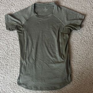 Kitsbow Women’s Olive Performance Tee Size XS